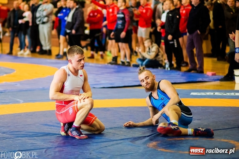 Zdjęcie w galerii na portalu naszraciborz.pl: Puchar Polski Seniorów w zapasach w hali sportowej w Rudniku wiadomości z regionu