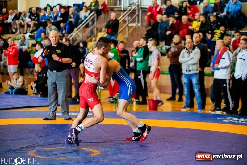 Zdjęcie w galerii na portalu naszraciborz.pl: Puchar Polski Seniorów w zapasach w hali sportowej w Rudniku wiadomości z regionu