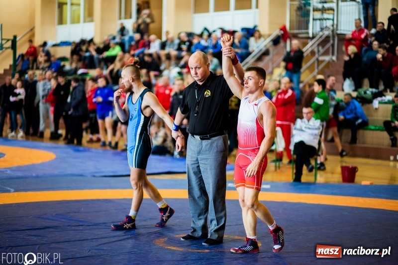 Zdjęcie w galerii na portalu naszraciborz.pl: Puchar Polski Seniorów w zapasach w hali sportowej w Rudniku wiadomości z regionu