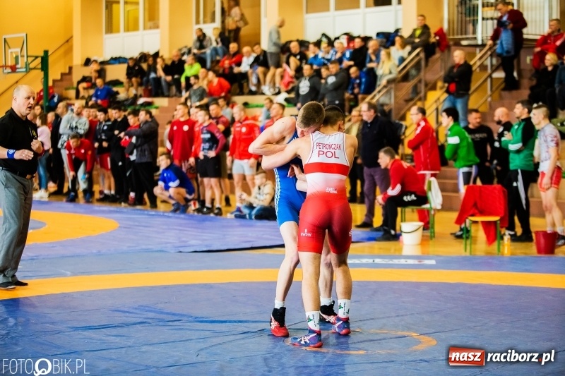 Zdjęcie w galerii na portalu naszraciborz.pl: Puchar Polski Seniorów w zapasach w hali sportowej w Rudniku wiadomości z regionu