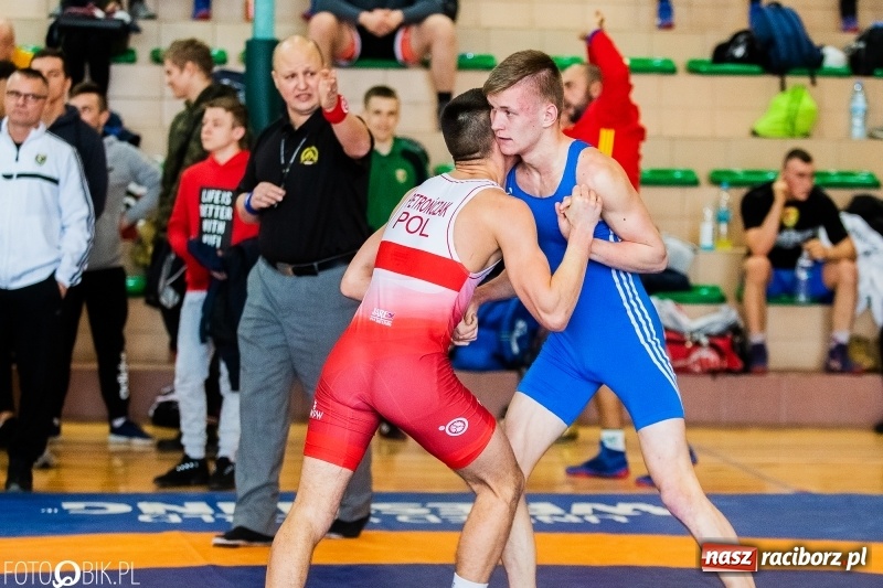 Zdjęcie w galerii na portalu naszraciborz.pl: Puchar Polski Seniorów w zapasach w hali sportowej w Rudniku wiadomości z regionu