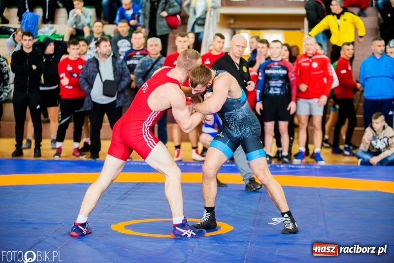 Zdjęcie w galerii na portalu naszraciborz.pl: Puchar Polski Seniorów w zapasach w hali sportowej w Rudniku wiadomości z regionu