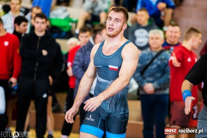 Zdjęcie w galerii na portalu naszraciborz.pl: Puchar Polski Seniorów w zapasach w hali sportowej w Rudniku wiadomości z regionu