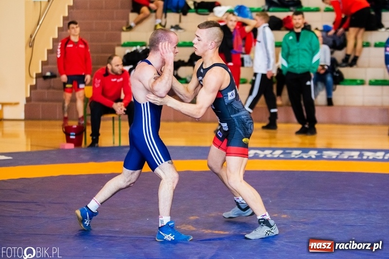 Zdjęcie w galerii na portalu naszraciborz.pl: Puchar Polski Seniorów w zapasach w hali sportowej w Rudniku wiadomości z regionu