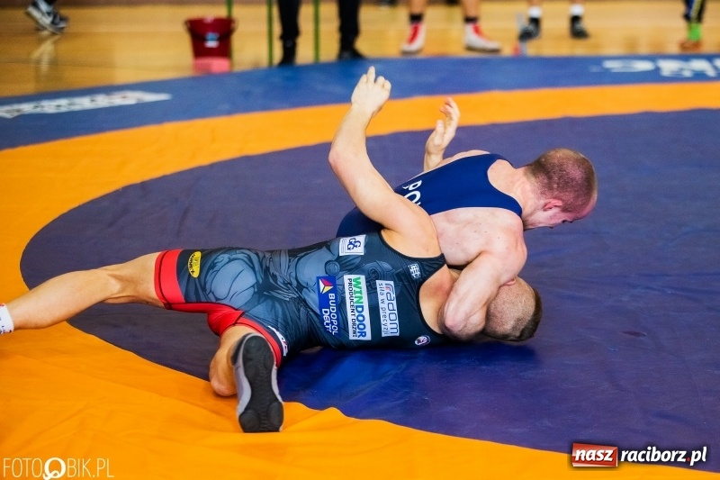 Zdjęcie w galerii na portalu naszraciborz.pl: Puchar Polski Seniorów w zapasach w hali sportowej w Rudniku wiadomości z regionu