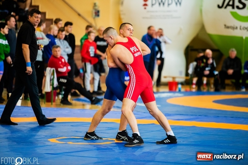 Zdjęcie w galerii na portalu naszraciborz.pl: Puchar Polski Seniorów w zapasach w hali sportowej w Rudniku wiadomości z regionu