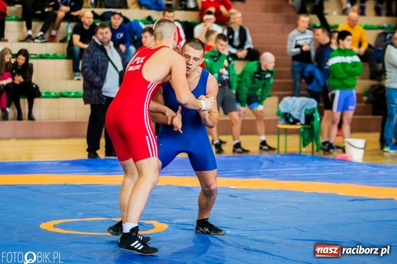 Zdjęcie w galerii na portalu naszraciborz.pl: Puchar Polski Seniorów w zapasach w hali sportowej w Rudniku wiadomości z regionu