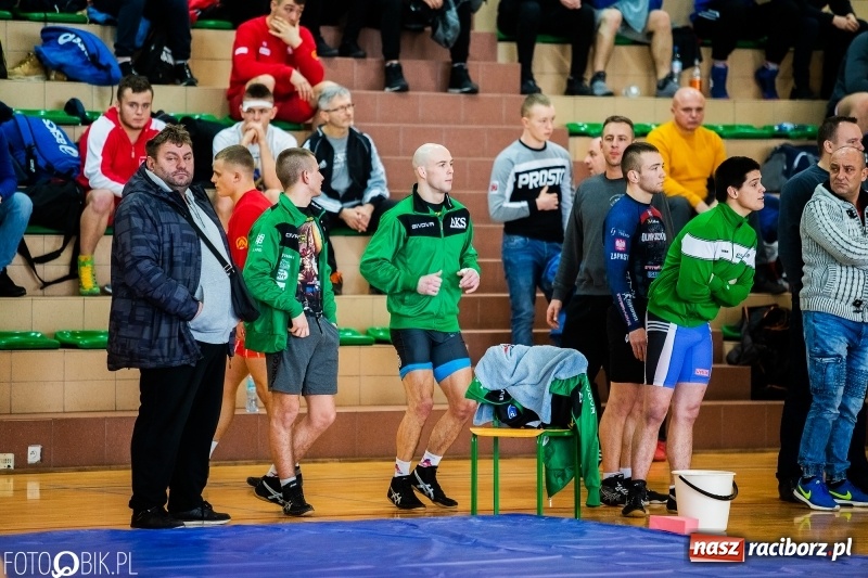 Zdjęcie w galerii na portalu naszraciborz.pl: Puchar Polski Seniorów w zapasach w hali sportowej w Rudniku wiadomości z regionu