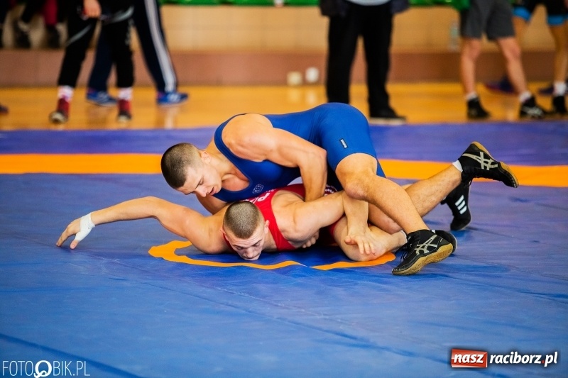 Zdjęcie w galerii na portalu naszraciborz.pl: Puchar Polski Seniorów w zapasach w hali sportowej w Rudniku wiadomości z regionu