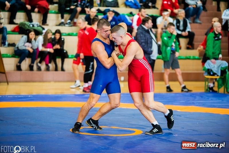 Zdjęcie w galerii na portalu naszraciborz.pl: Puchar Polski Seniorów w zapasach w hali sportowej w Rudniku wiadomości z regionu