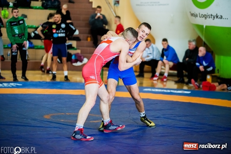 Zdjęcie w galerii na portalu naszraciborz.pl: Puchar Polski Seniorów w zapasach w hali sportowej w Rudniku wiadomości z regionu