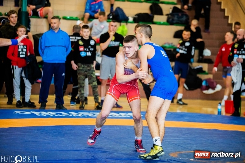 Zdjęcie w galerii na portalu naszraciborz.pl: Puchar Polski Seniorów w zapasach w hali sportowej w Rudniku wiadomości z regionu