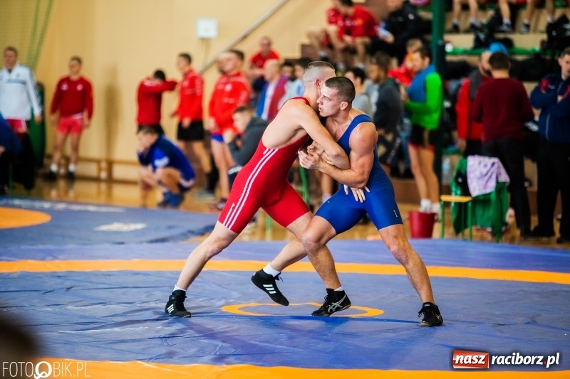 Zdjęcie w galerii na portalu naszraciborz.pl: Puchar Polski Seniorów w zapasach w hali sportowej w Rudniku wiadomości z regionu