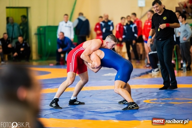 Zdjęcie w galerii na portalu naszraciborz.pl: Puchar Polski Seniorów w zapasach w hali sportowej w Rudniku wiadomości z regionu