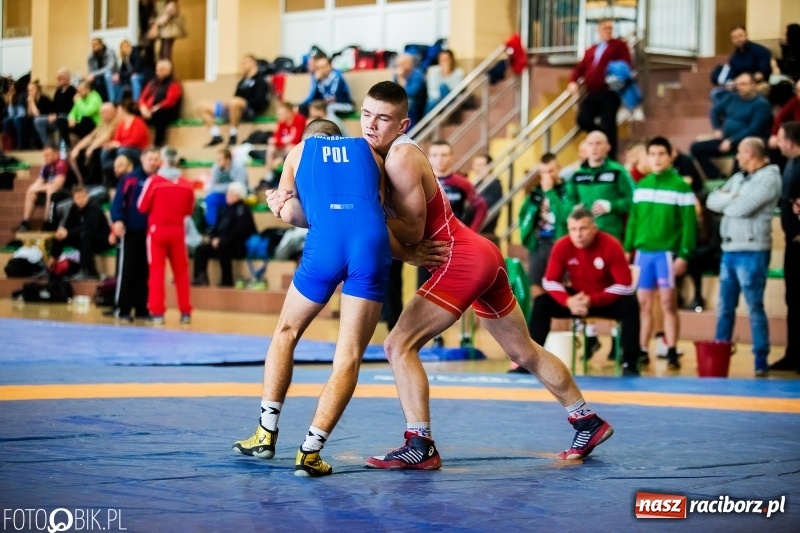 Zdjęcie w galerii na portalu naszraciborz.pl: Puchar Polski Seniorów w zapasach w hali sportowej w Rudniku wiadomości z regionu