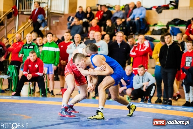 Zdjęcie w galerii na portalu naszraciborz.pl: Puchar Polski Seniorów w zapasach w hali sportowej w Rudniku wiadomości z regionu