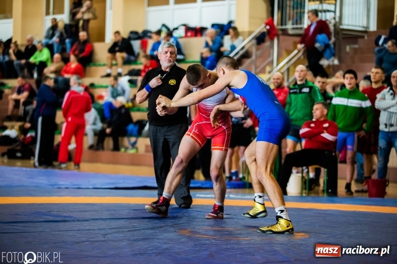 Zdjęcie w galerii na portalu naszraciborz.pl: Puchar Polski Seniorów w zapasach w hali sportowej w Rudniku wiadomości z regionu