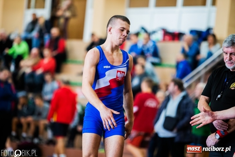 Zdjęcie w galerii na portalu naszraciborz.pl: Puchar Polski Seniorów w zapasach w hali sportowej w Rudniku wiadomości z regionu