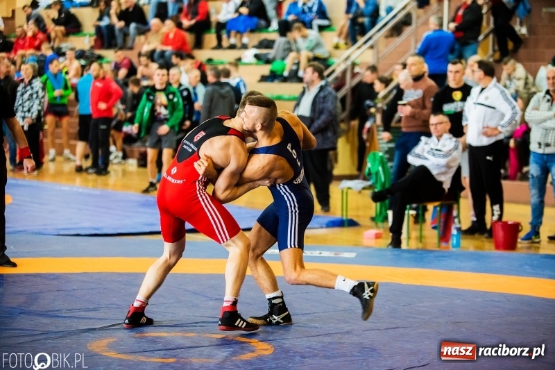 Zdjęcie w galerii na portalu naszraciborz.pl: Puchar Polski Seniorów w zapasach w hali sportowej w Rudniku wiadomości z regionu