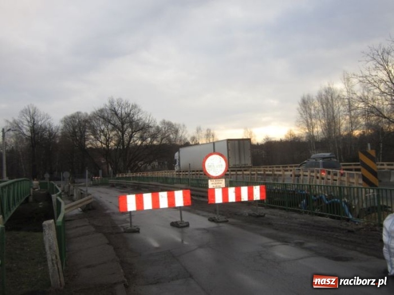 Zdjęcie w galerii na portalu naszraciborz.pl: W Rudach uruchomiono tymczasową przeprawę na DW 919 FOTO wiadomości z regionu