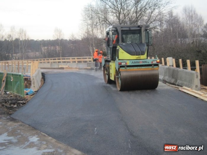 Zdjęcie w galerii na portalu naszraciborz.pl: W Rudach uruchomiono tymczasową przeprawę na DW 919 FOTO wiadomości z regionu