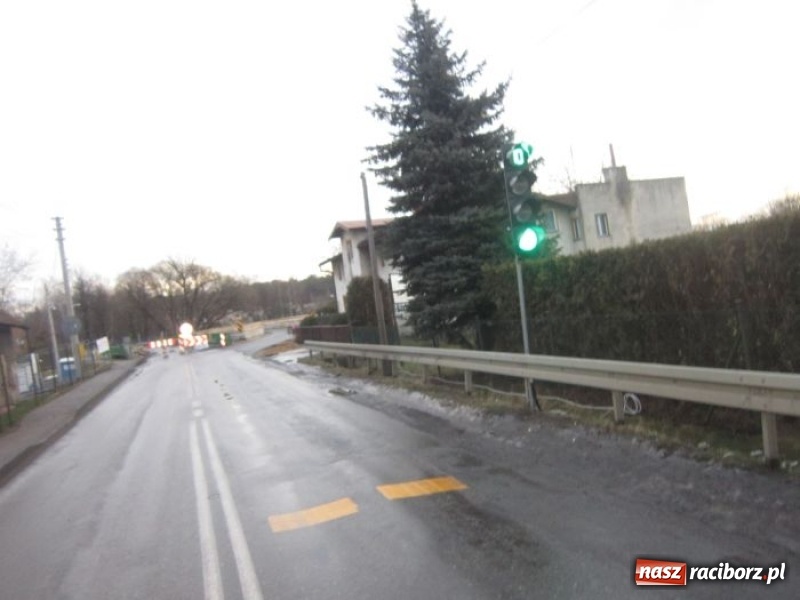 Zdjęcie w galerii na portalu naszraciborz.pl: W Rudach uruchomiono tymczasową przeprawę na DW 919 FOTO wiadomości z regionu