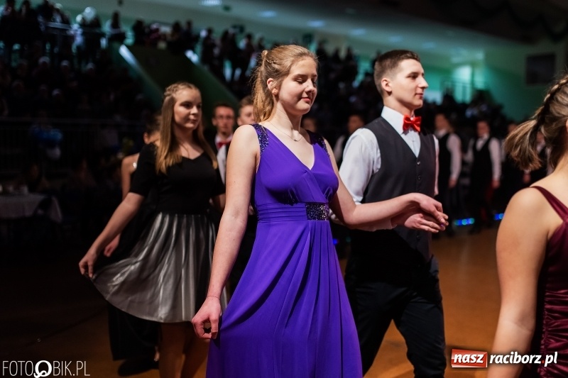 Zdjęcie w galerii na portalu naszraciborz.pl: XIII Karnawałowa Rewia Tańca MDK  wiadomości z regionu