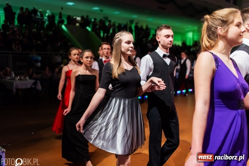 Zdjęcie w galerii na portalu naszraciborz.pl: XIII Karnawałowa Rewia Tańca MDK  wiadomości z regionu