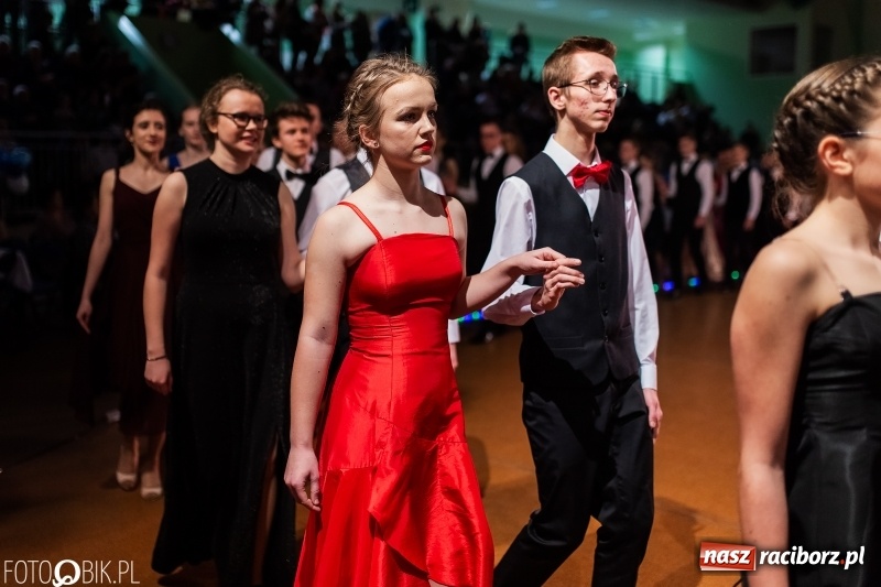 Zdjęcie w galerii na portalu naszraciborz.pl: XIII Karnawałowa Rewia Tańca MDK  wiadomości z regionu