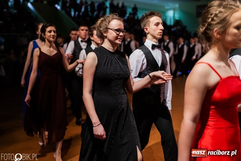 Zdjęcie w galerii na portalu naszraciborz.pl: XIII Karnawałowa Rewia Tańca MDK  wiadomości z regionu