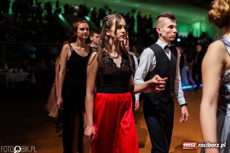 Zdjęcie w galerii na portalu naszraciborz.pl: XIII Karnawałowa Rewia Tańca MDK  wiadomości z regionu