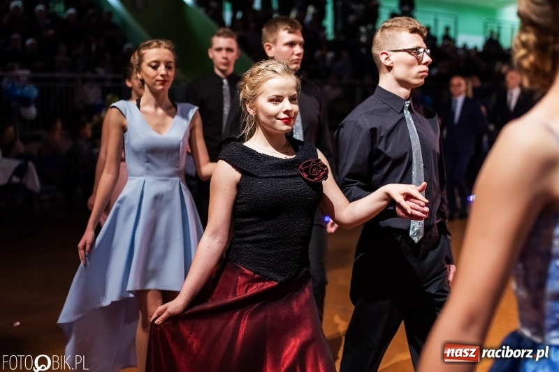 Zdjęcie w galerii na portalu naszraciborz.pl: XIII Karnawałowa Rewia Tańca MDK  wiadomości z regionu