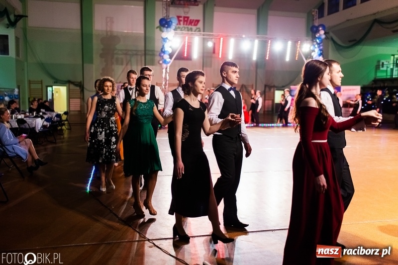 Zdjęcie w galerii na portalu naszraciborz.pl: XIII Karnawałowa Rewia Tańca MDK  wiadomości z regionu