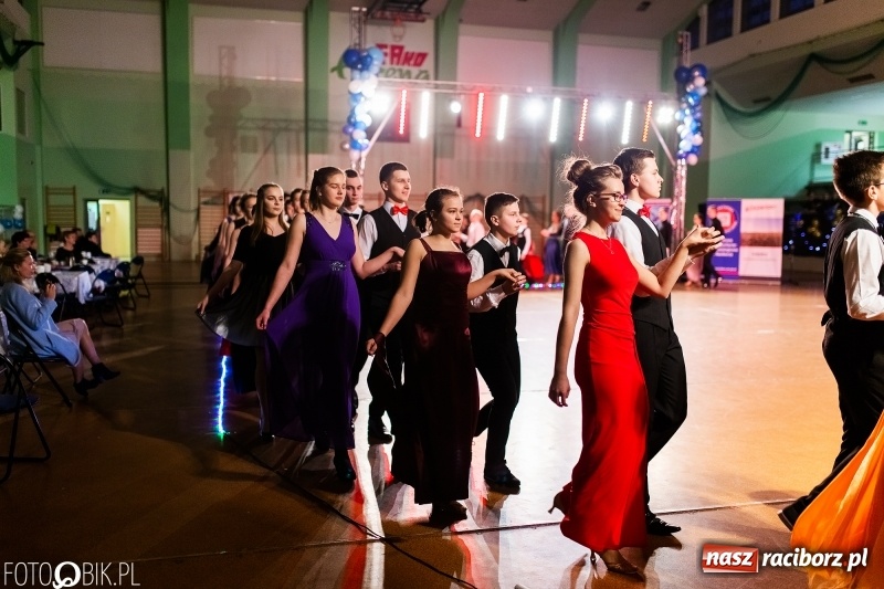 Zdjęcie w galerii na portalu naszraciborz.pl: XIII Karnawałowa Rewia Tańca MDK  wiadomości z regionu