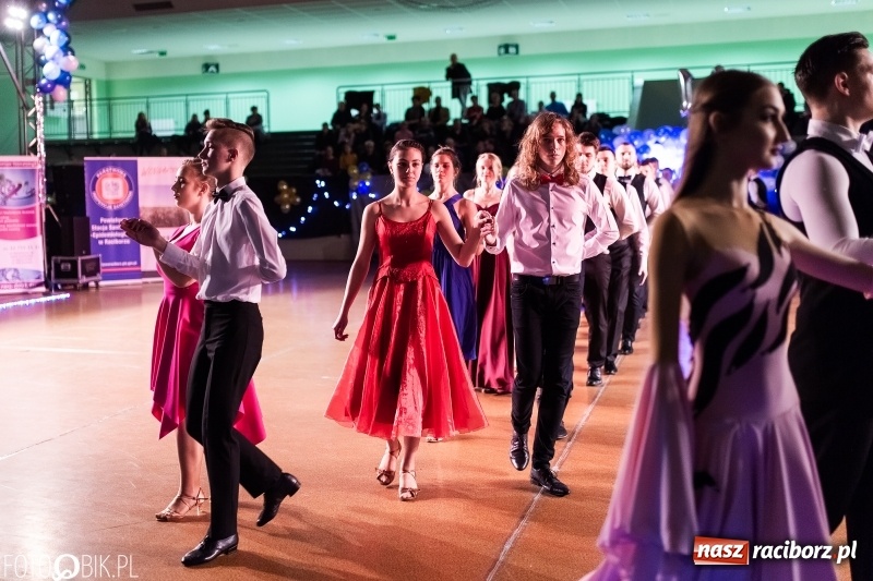 Zdjęcie w galerii na portalu naszraciborz.pl: XIII Karnawałowa Rewia Tańca MDK  wiadomości z regionu