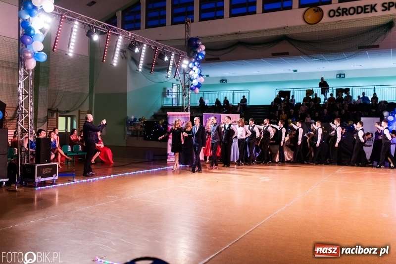 Zdjęcie w galerii na portalu naszraciborz.pl: XIII Karnawałowa Rewia Tańca MDK  wiadomości z regionu