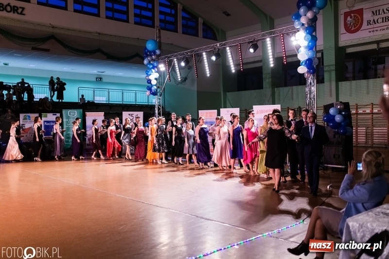Zdjęcie w galerii na portalu naszraciborz.pl: XIII Karnawałowa Rewia Tańca MDK  wiadomości z regionu