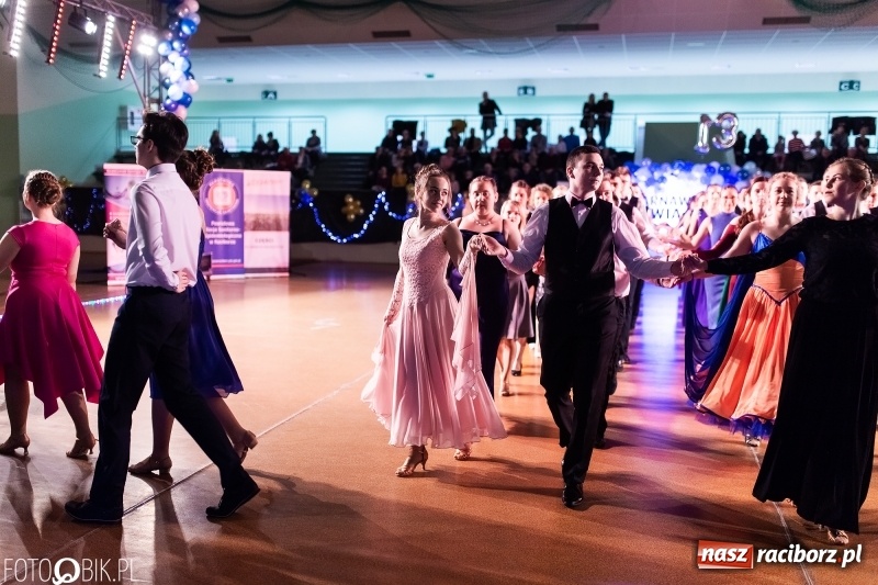 Zdjęcie w galerii na portalu naszraciborz.pl: XIII Karnawałowa Rewia Tańca MDK  wiadomości z regionu