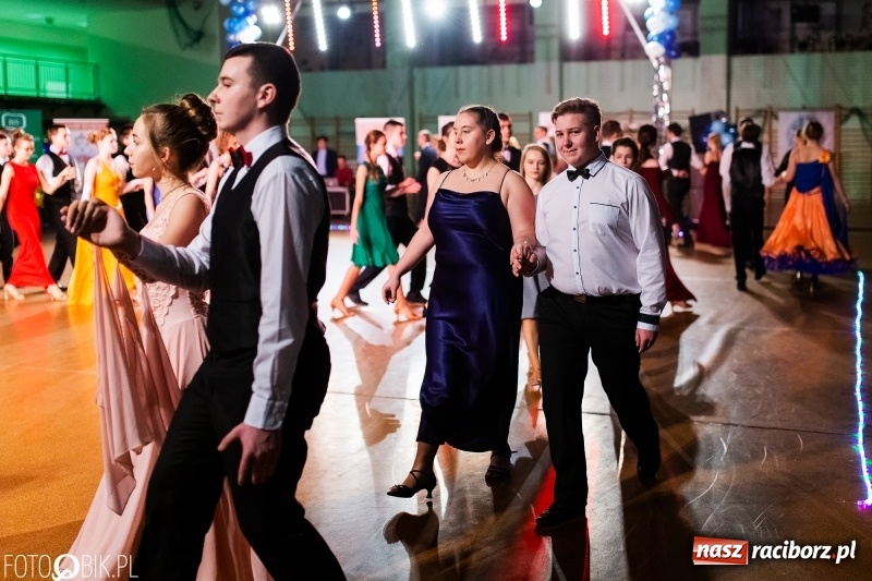 Zdjęcie w galerii na portalu naszraciborz.pl: XIII Karnawałowa Rewia Tańca MDK  wiadomości z regionu