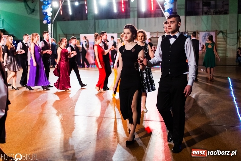 Zdjęcie w galerii na portalu naszraciborz.pl: XIII Karnawałowa Rewia Tańca MDK  wiadomości z regionu