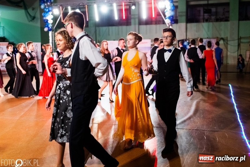 Zdjęcie w galerii na portalu naszraciborz.pl: XIII Karnawałowa Rewia Tańca MDK  wiadomości z regionu