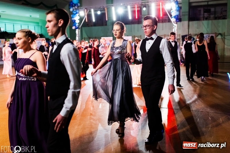 Zdjęcie w galerii na portalu naszraciborz.pl: XIII Karnawałowa Rewia Tańca MDK  wiadomości z regionu