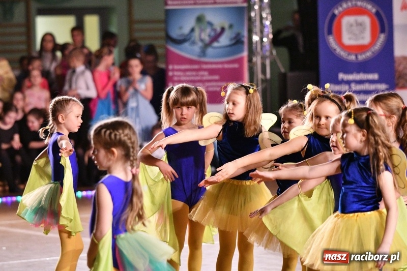 Zdjęcie w galerii na portalu naszraciborz.pl: To była karnawałowa rewia na piątkę  wiadomości z regionu