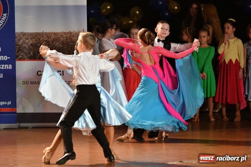 Zdjęcie w galerii na portalu naszraciborz.pl: To była karnawałowa rewia na piątkę  wiadomości z regionu