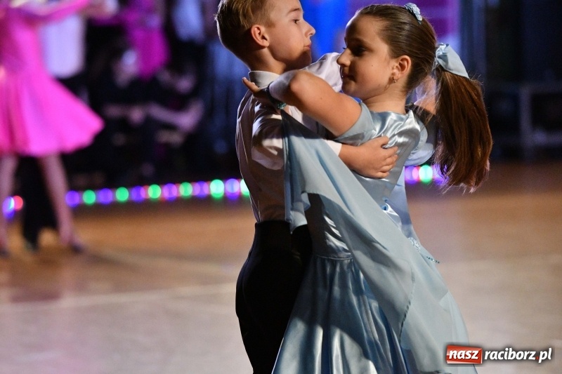 Zdjęcie w galerii na portalu naszraciborz.pl: To była karnawałowa rewia na piątkę  wiadomości z regionu