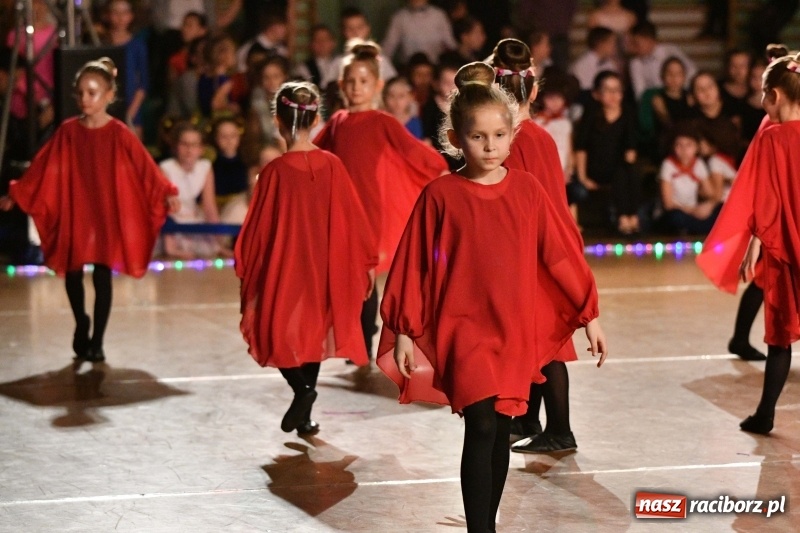 Zdjęcie w galerii na portalu naszraciborz.pl: To była karnawałowa rewia na piątkę  wiadomości z regionu