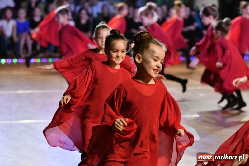 Zdjęcie w galerii na portalu naszraciborz.pl: To była karnawałowa rewia na piątkę  wiadomości z regionu