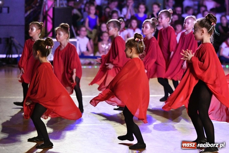 Zdjęcie w galerii na portalu naszraciborz.pl: To była karnawałowa rewia na piątkę  wiadomości z regionu