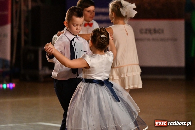 Zdjęcie w galerii na portalu naszraciborz.pl: To była karnawałowa rewia na piątkę  wiadomości z regionu