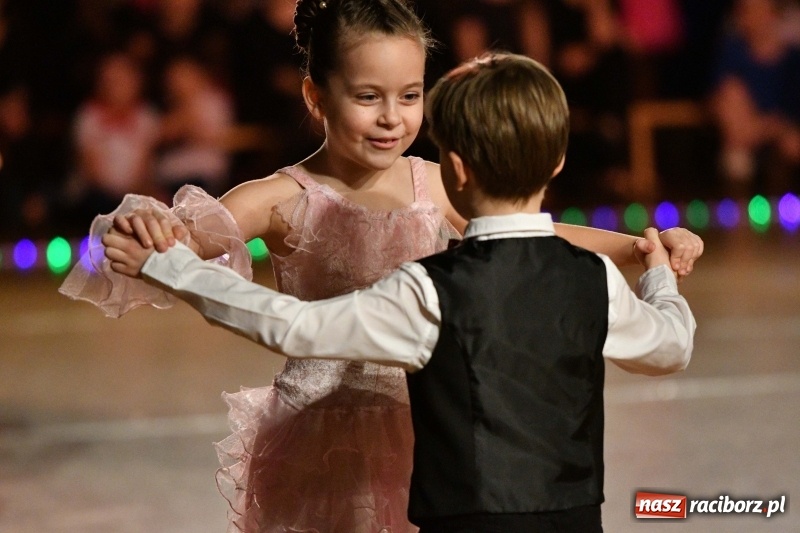 Zdjęcie w galerii na portalu naszraciborz.pl: To była karnawałowa rewia na piątkę  wiadomości z regionu